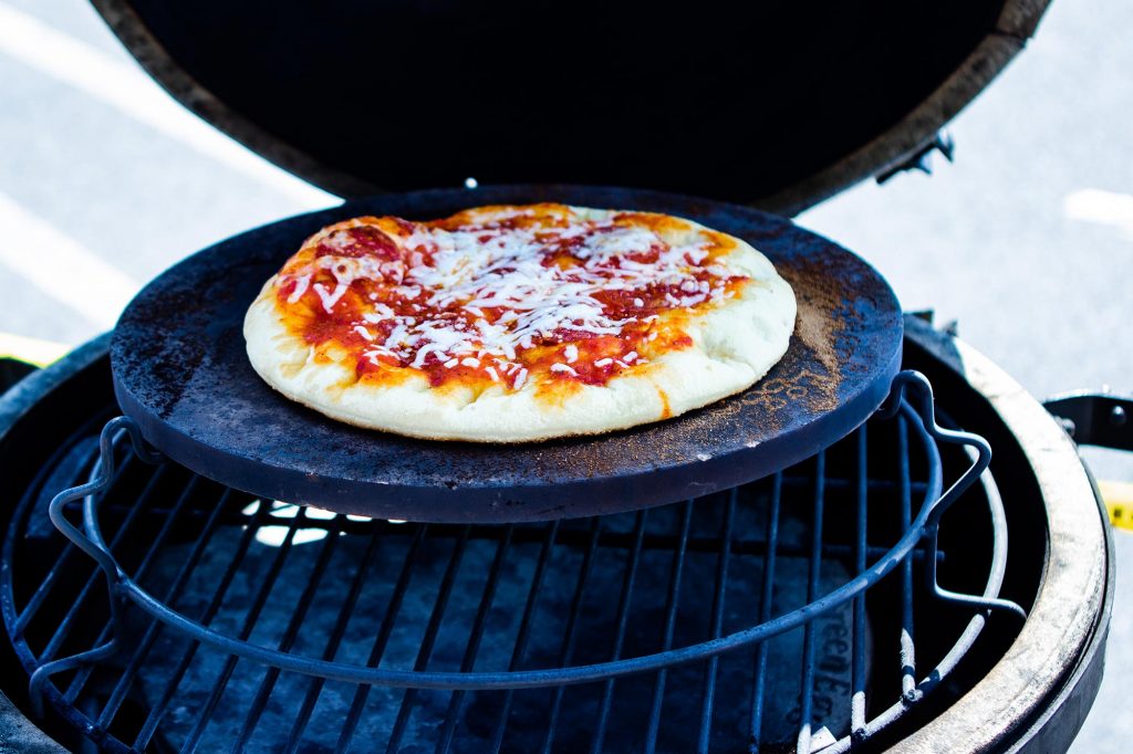 Big_Green_Egg_Pizza_03
