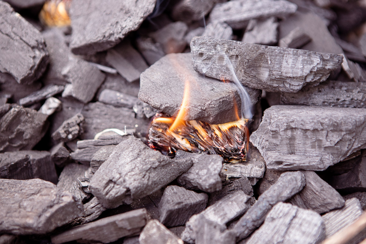 Big_Green_Egg_09_Charcoal_Lit
