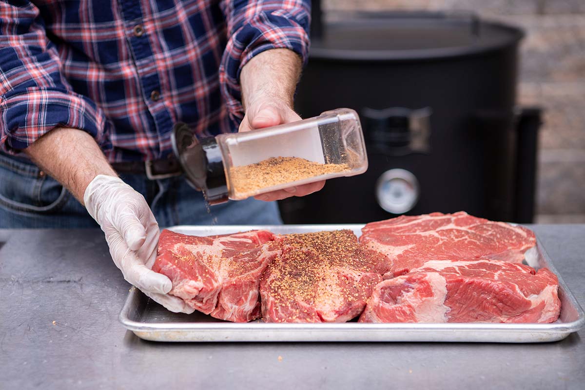 Gateway_Drum_Smoker_08_Seasoning_Chuck_Roast