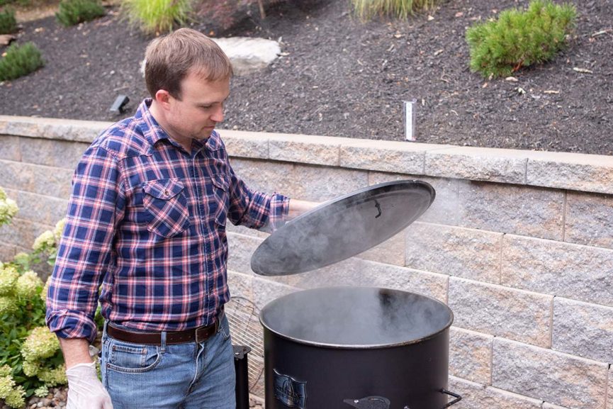 Gateway_Drum_Smoker_11_Holding_Lid