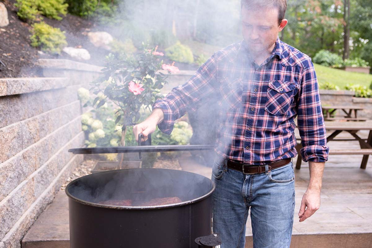 Gateway_Drum_Smoker_13_Putting_on_Lid