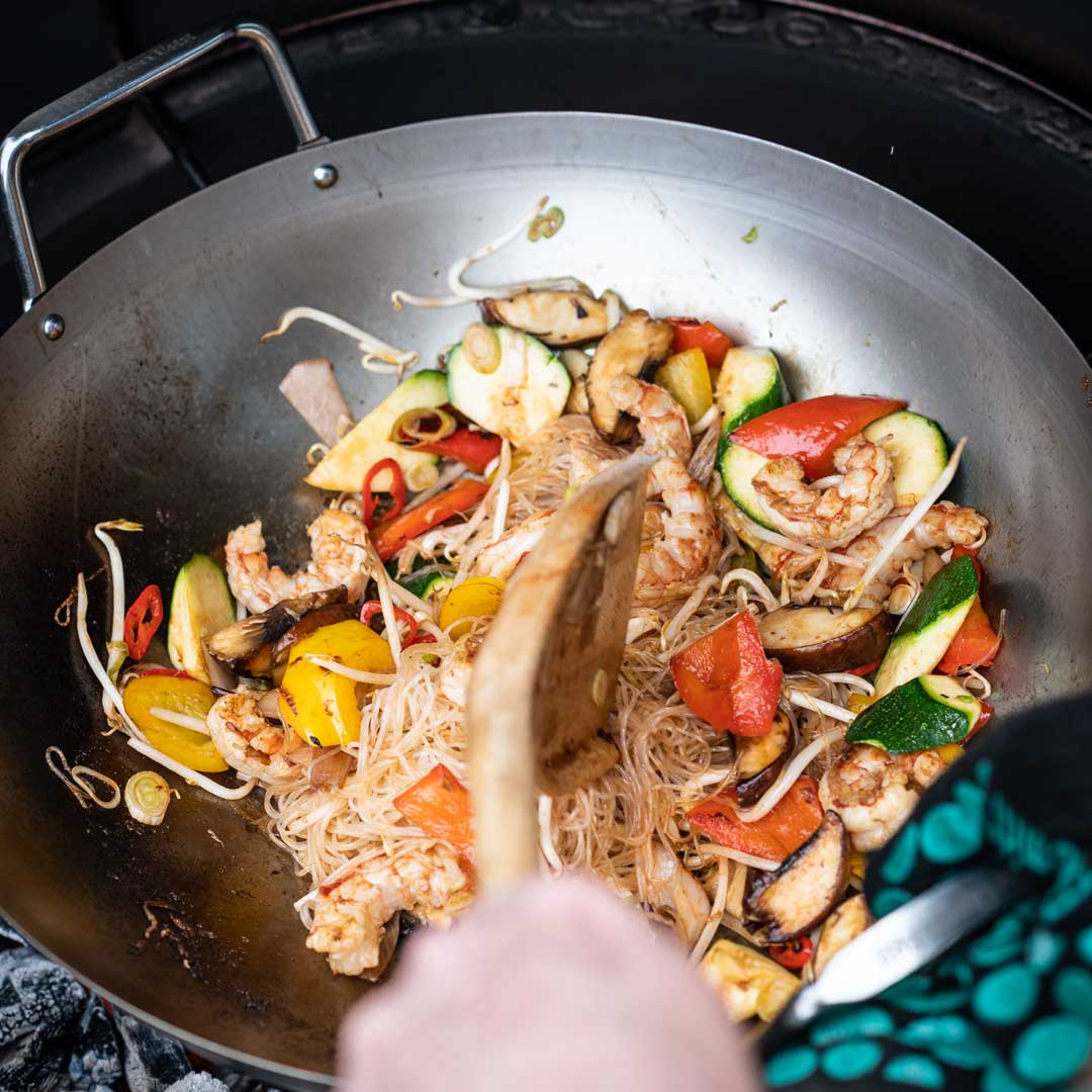 https://www.meadowcreekbbqsupply.com/wp-content/uploads/2021/12/Big_Green_Egg_Carbon_Steel_Wok_04.jpg