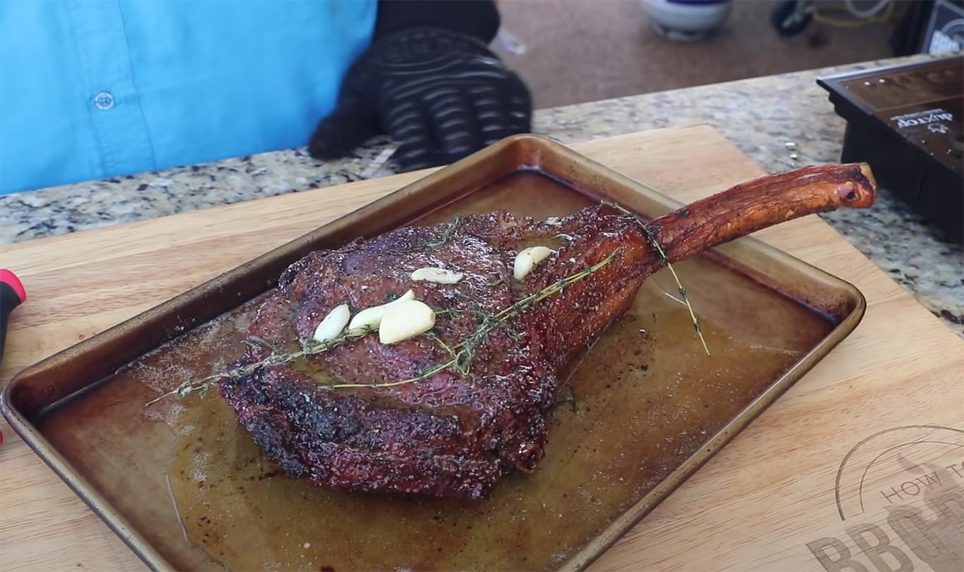 Malcom Reed on X: This hoss is about to hit the grill! Check out the  marbling on this #tomahawkribeye from @SteaksbyMatador - recipe on the way!  #howtobbqright #takeprideinyourque  / X