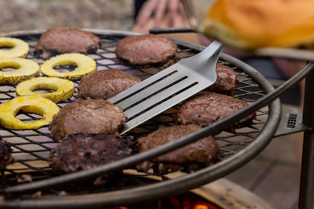 Barbecue Master: Grilling on the Weber Kettle with a Meadow